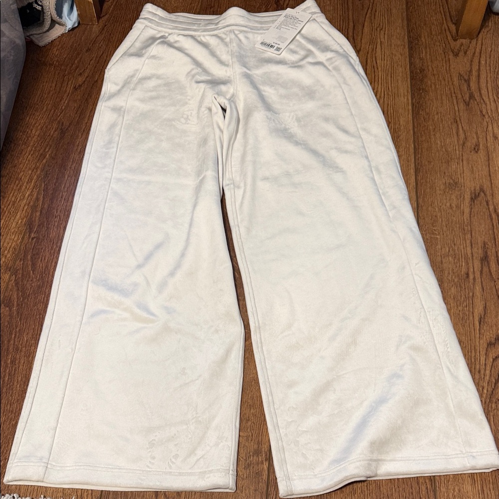 Lululemon size large NWT Scuba Mid-Rise Wide-Leg Velvet Pant - Cream